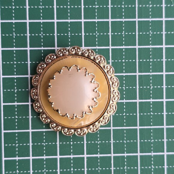 Vintage pearly & goldtone brooch - Picture 6 of 6